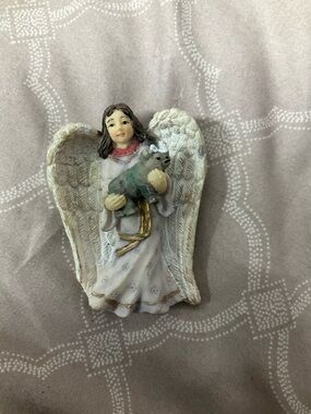 ⭐️ 10-4-$10- Angel Magnet Holding Lamb - White with Gold Accents
